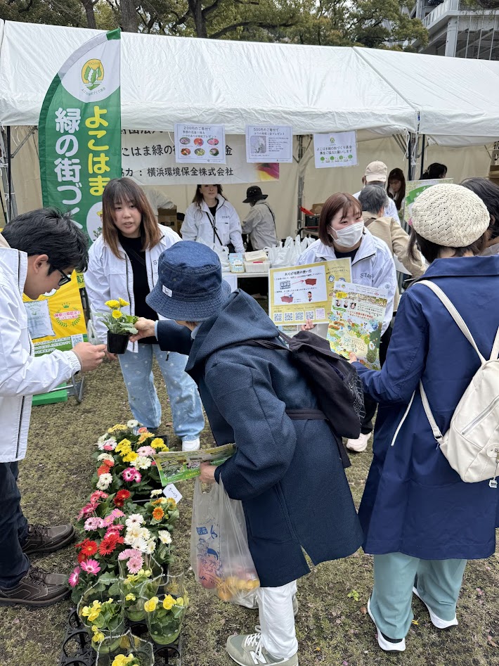 寄付を行った人に花の苗とリサイクル堆肥を進呈した