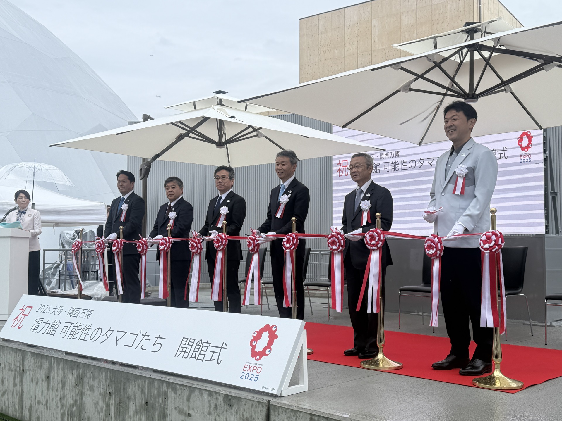 テープカットの様子（右から４人目が林会長、右端が岡田館長）