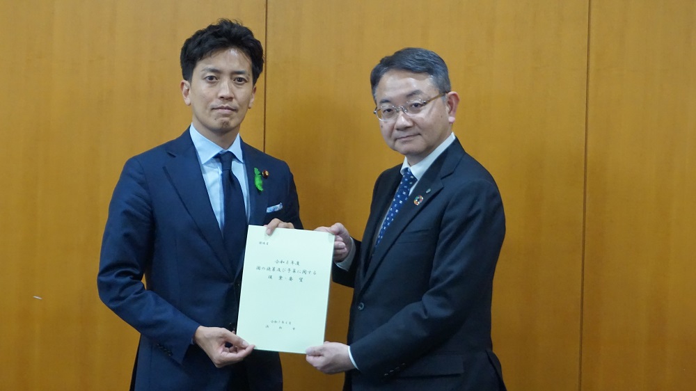 浜松市 PFAS対策で環境省に技術開発、財政支援要望_小林副大臣(左)に要望書を手交する中野市長