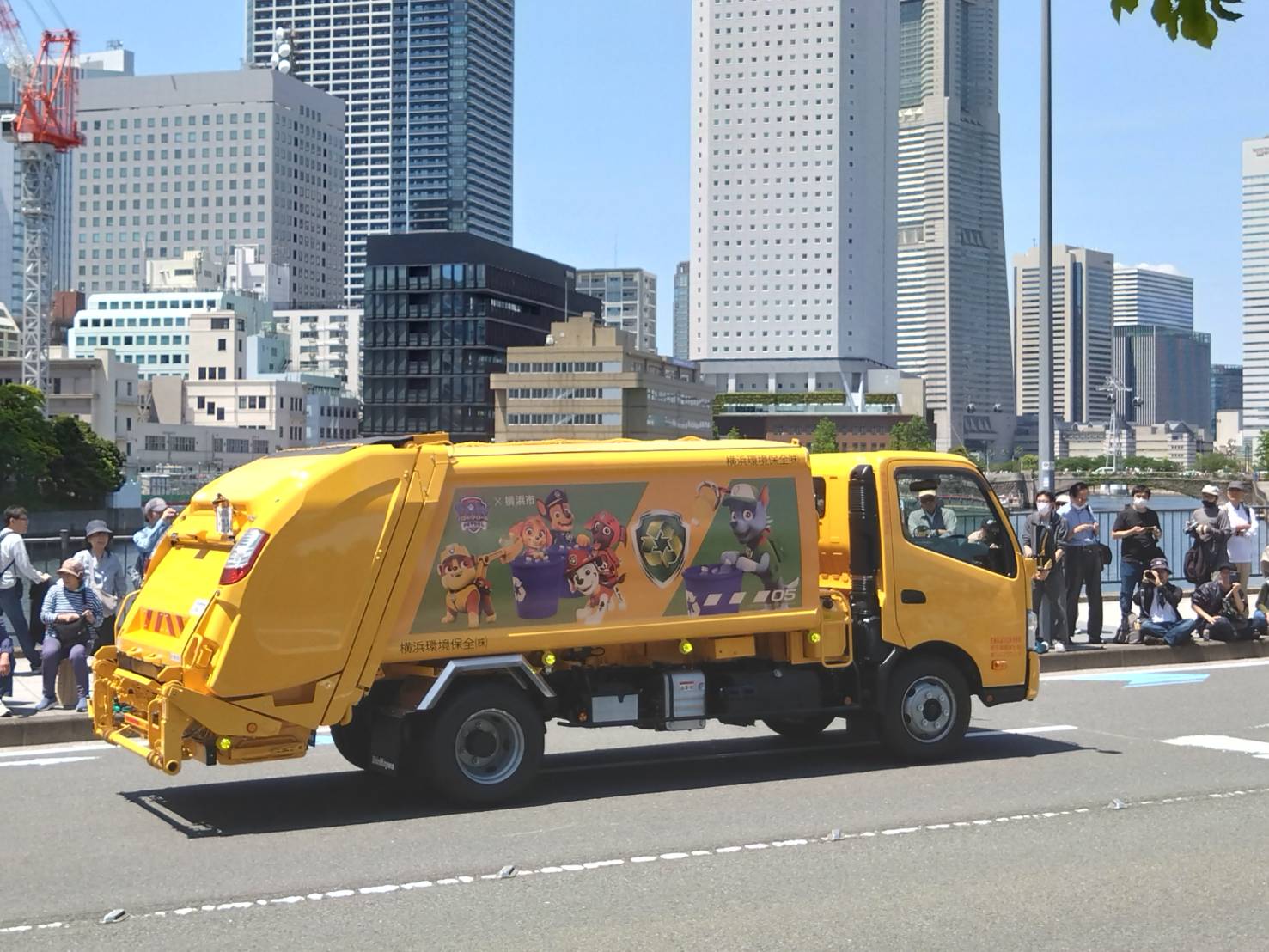 「パウ・パトロール」のキャラクターをデザインしたパッカー車が参加