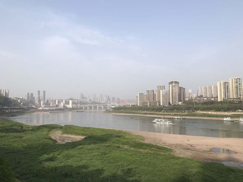 シャオリュウの中国環境ウオッチ（138）　第４の直轄市、重慶市の発展　_高層ビル・マンションが立ち並ぶ現在の重慶市。１９９０年代は長江に架かる橋を渡るには通行料が徴収されていた（筆者撮影）