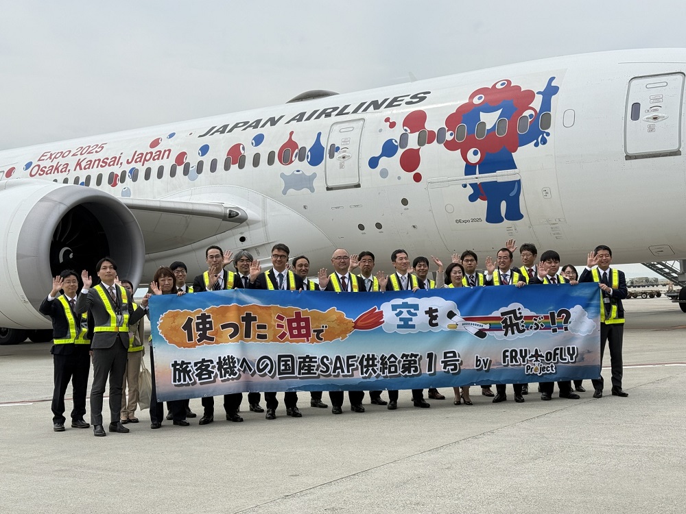国産SAF旅客便へ実用開始 関空で初供給記念イベント開催_国産SAFが初供給されたJAL891便と関係者