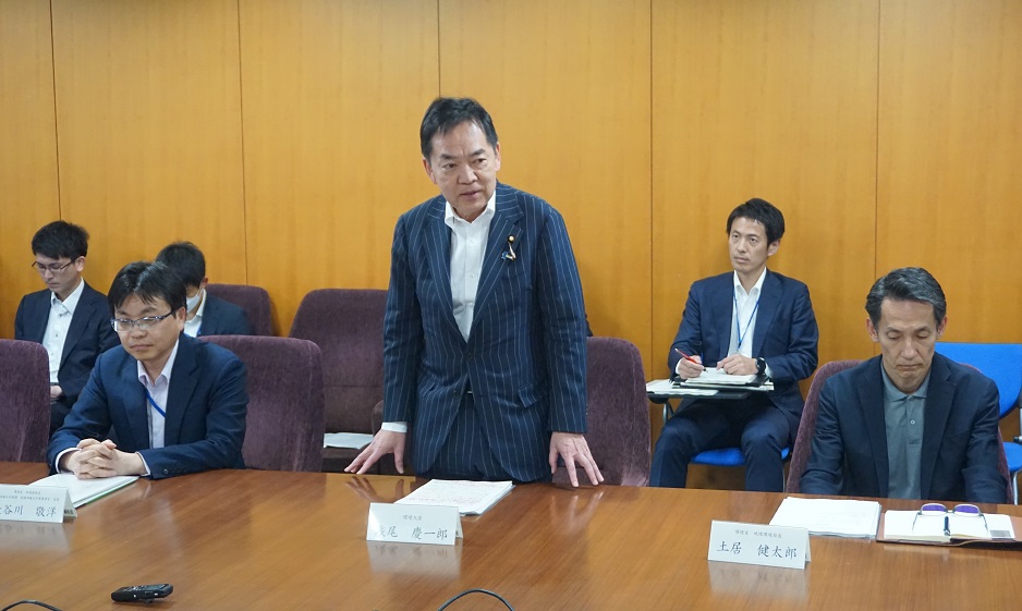 「人工光合成」の社会実装へ 浅尾環境相が異例の〝特出し〟検討会 府省連携し脱炭素の強手_あいさつする浅尾環境相(中央)