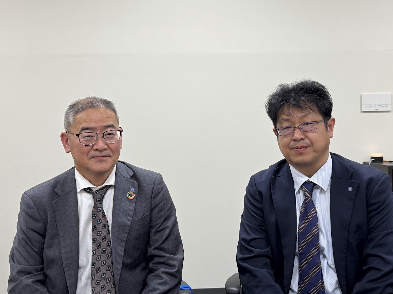 明電舎 プラント建設本部の環境対策(1) ~資源循環~ 産廃のリサイクル率90%以上を実現 各現場で分別を徹底、作業服を回収して手袋に再生する取り組みも_プラント建設本部の土屋浩本部長(左)と菊子博工事管理第二部長
