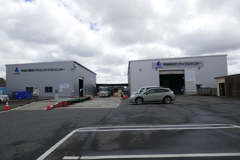 蛍光灯リサイクル施設の左に建設したパネルリサイクル施設