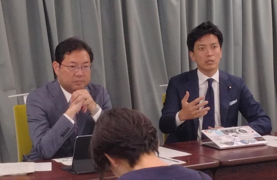 小林副大臣（右）と勝目政務官