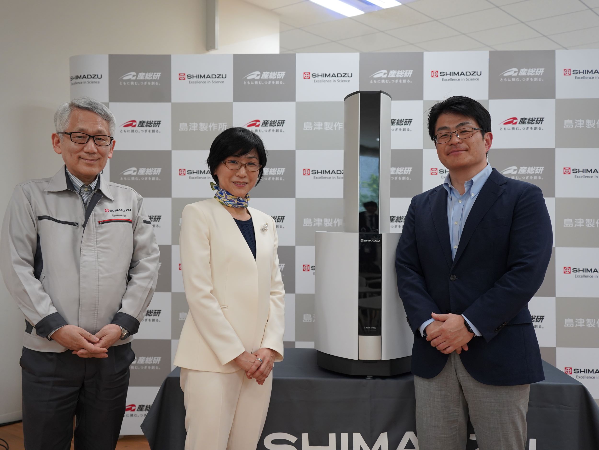 発表会での記念撮影。右から関口氏、寺本氏、田中氏
