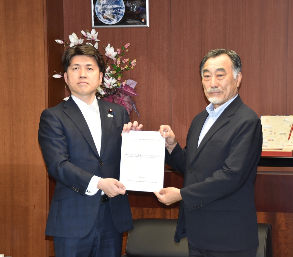 中野国交相（左）と家田委員長