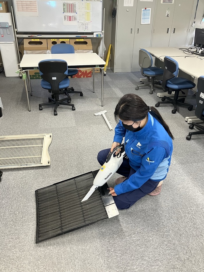 明電舎 プラント建設本部の環境対策(2)~カーボンニュートラル~ エネルギー起源CO2排出量、19年比7%削減目指す 自然由来エネルギー、環境配慮型資機材、EV車活用など促進_全56現場事務所で冬季エアコンフィルターの清掃を実施