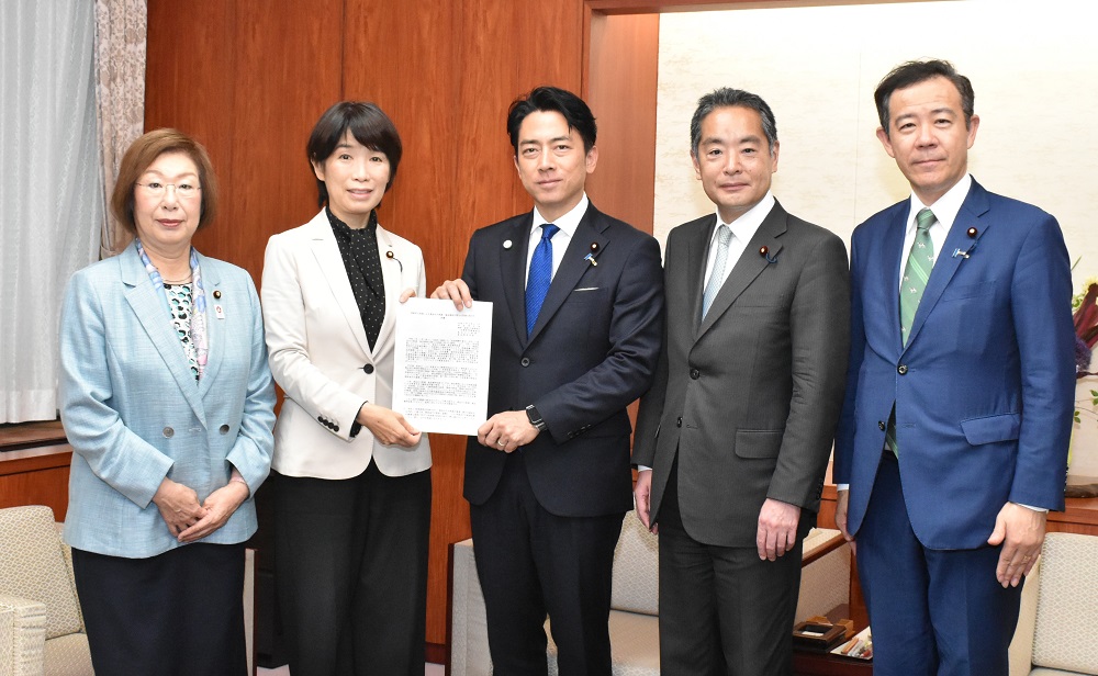 左から長岡元科相、堀内ＰＴ座長、小泉農水相、井上元消費者相