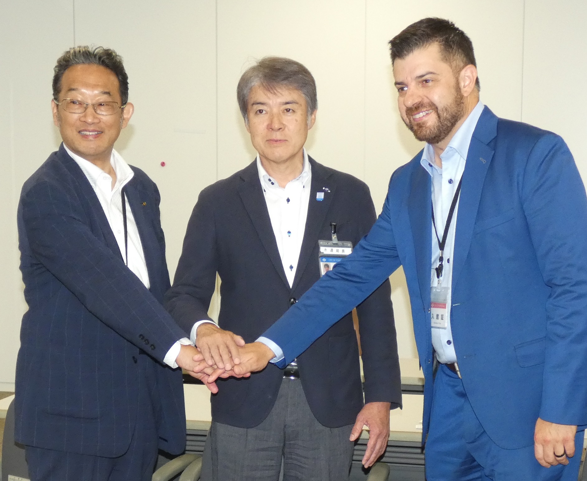左から山口社長、山岡局長、ケントーンCEO