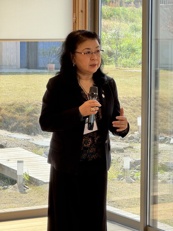 「資源循環」と「地域創生」など学ぶ　全産連女性部協議会が鹿児島で実践研修会　大崎町、小浜ヴィレッジを訪問_あいさつする二木玲子会長