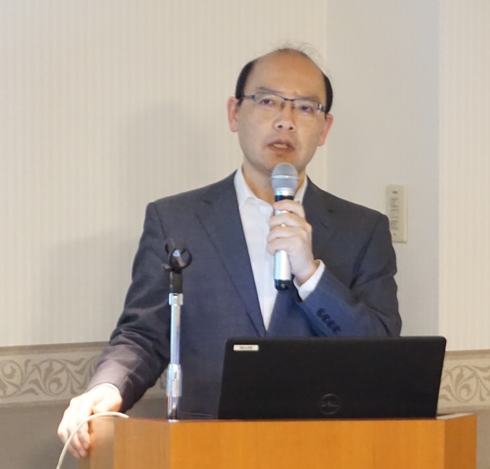 講演する諸富教授