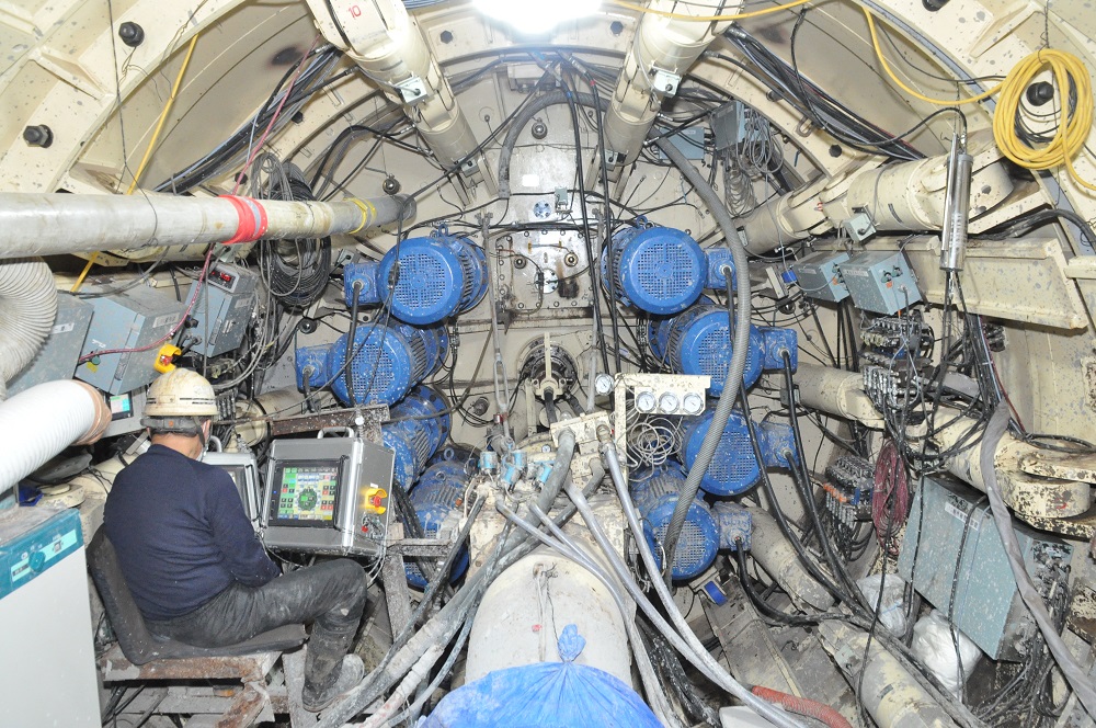 管径３千ミリメートル掘進機の内部