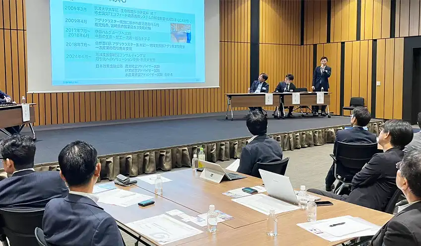 地域の脱炭素化に向けた自行の取り組みについて話す鹿児島銀担当者（右、5月16日、赤坂インターシティ）_　地域銀、脱炭素連合で事業創出　鹿児島銀などが先陣