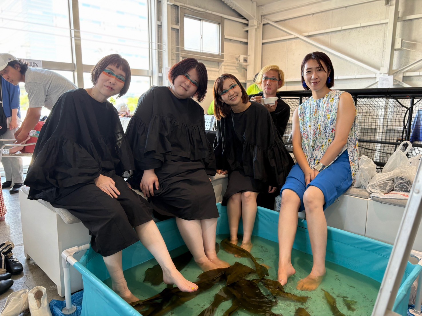 音の波が、語ることは（13）　７月　海藻の声　海を歌い、考える深海合唱団　石山ゑり　海藻減少の問題を楽しく伝える「こんぶの足湯」　夏至の日に開催した「巡り巡る音楽祭」で実現_横浜で繁殖されている昆布の足湯