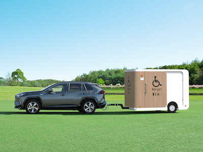 モバイルトイレをけん引する乗用車