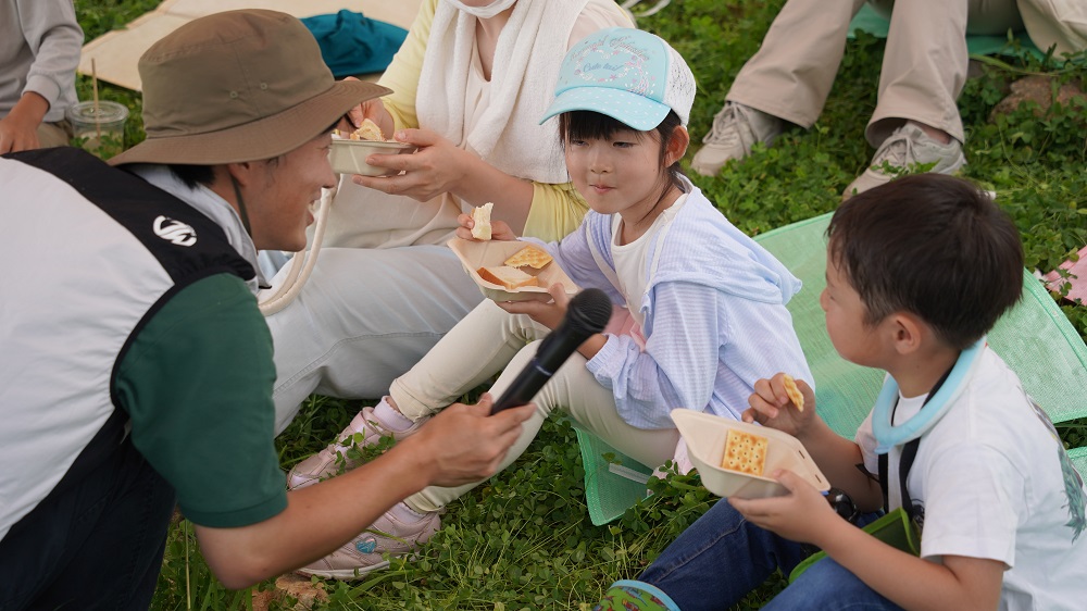 採れたはちみつをのその場で試食