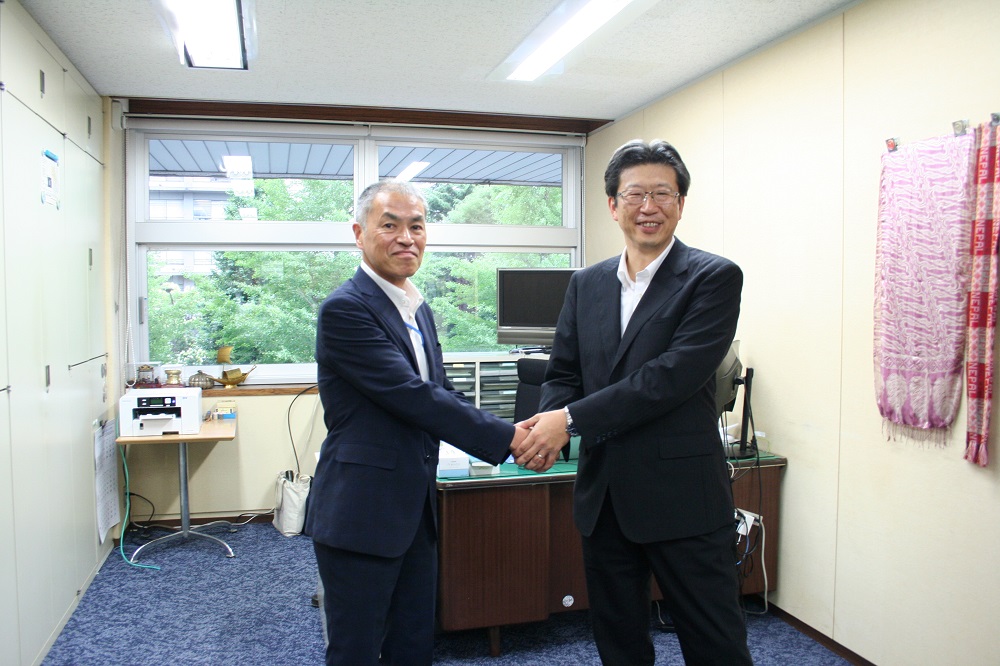 上下水道審議官が引き継ぎ 国交省_石井上下水道審議官(左)と松原氏