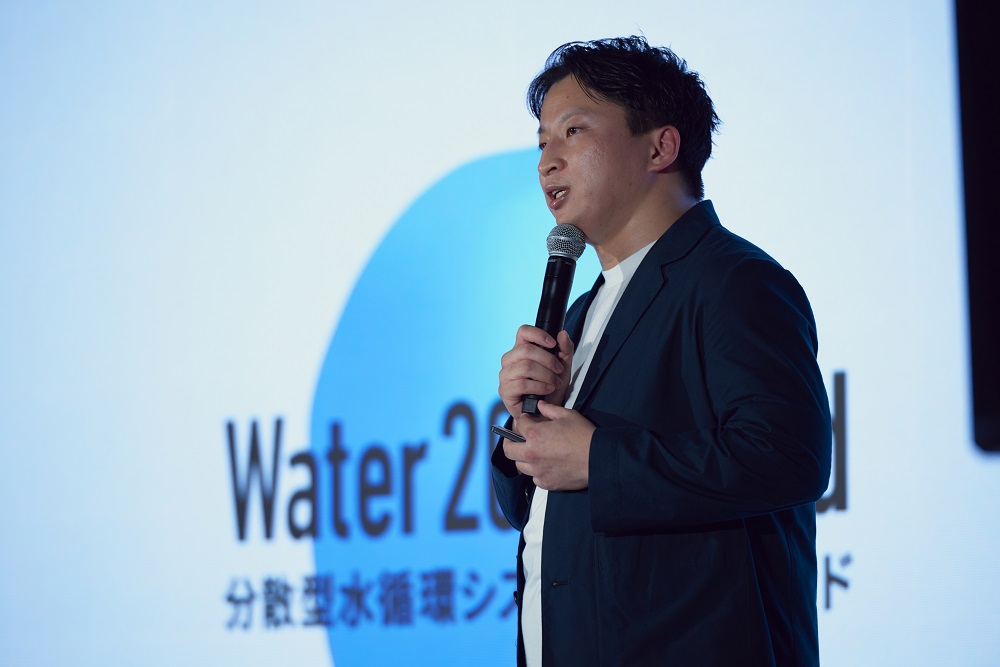 WOTA 分散型水循環システムの導入支援 全国の自治体対象にファンド創設_分散型水循環システムのファンド創設について説明するWOTAの前田瑶介社長兼CEO