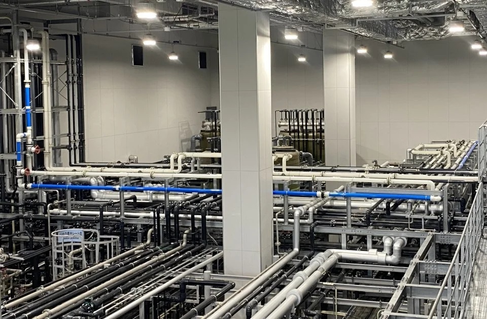 クリタと積水 先端半導体製造工程、PFASフリー化にめど 特殊オレフィン樹脂、超純水配管・継手で_クリタの研究施設の超純水製造装置。一部の配管で実証中