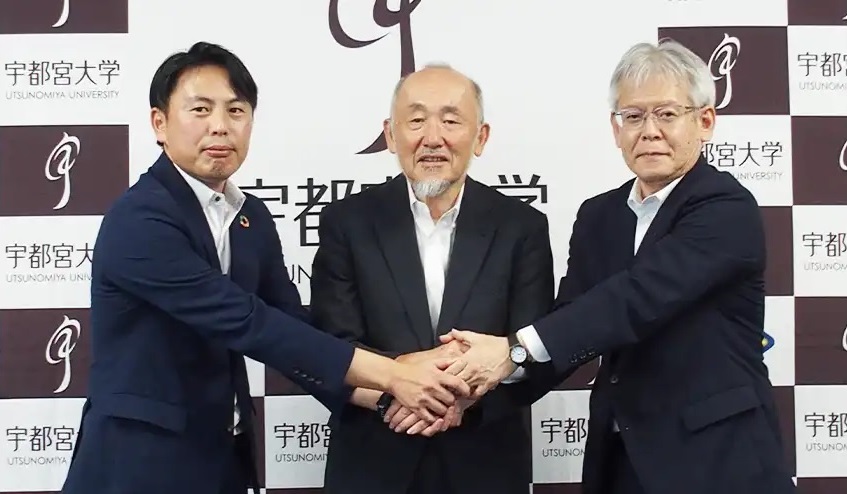 PPA事業で協定を結んだ栃木銀の仲田頭取（右）、宇都宮大の池田学長（中央）、CESの大塚潤代表取締役_　栃木銀の電力子会社、宇都宮大とPPA契約　年間795トンのCO2削減