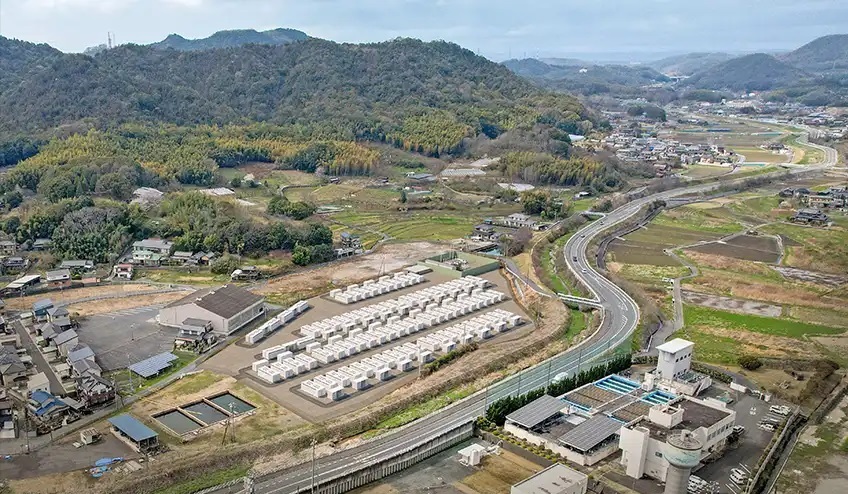 岡山県で建設予定の絵師蓄電所。建設地に建物を加工したイメージ図（エクーエナジージャパン提供）_　銀行界、蓄電所向け融資活発化　再エネ安定供給へ建設増