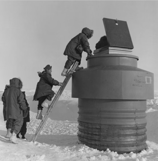 氷床の中のキャンプ・センチュリーにはこんなハッチを使って出入りしていた（出典：US Army/Getty Images）