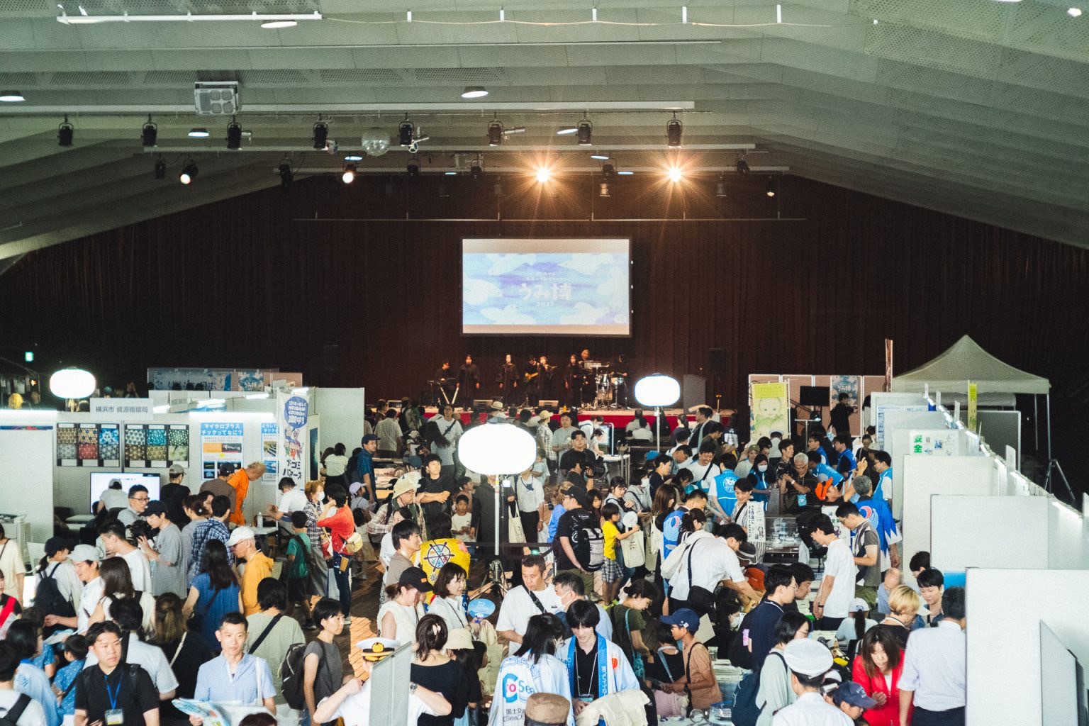 ７月、横浜で開催された「うみ博」に出演。会場にごみ箱は設置されておらず、持ち帰りを呼びかけていた