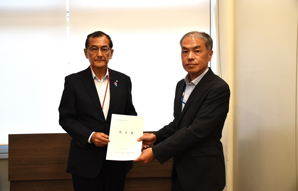 老朽化設備の更新予算拡充を 施設協、国交省に提言_施設協の北尾会長(左)と石井上下水道審議官