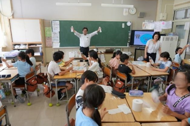 横浜市内の小学校で環境教育の出前講座　月島ＪＦＥアクア_トイレットペーパーとティッシュペーパーの違いを実験する様子（同グループ提供）
