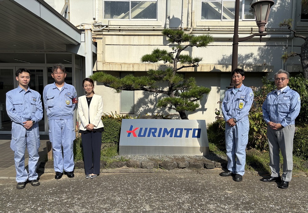 栗本鐵工所とはるひ建設 下水道用カプセルカメラ 共同開発に着手 点検・調査の「無人化・省力化」へ_下水道用カプセルカメラの共同開発に取り組む栗本鐵工所の中本光二パイプ事業部研究部長(左から2人目)とはるひ建設の平井悦子社長(同3人目)