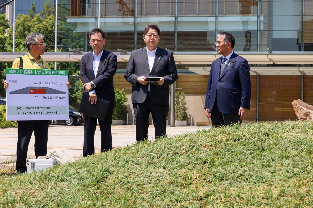 「除染土」再生利用、道路など「公共事業」で　県外「最終処分地」選定、30年着手　工程表  政府率先、中央省庁・出先で花壇造成_首相官邸の前庭造成を視察、右から伊藤復興相、林官房長官、浅尾環境相（内閣広報室提供）