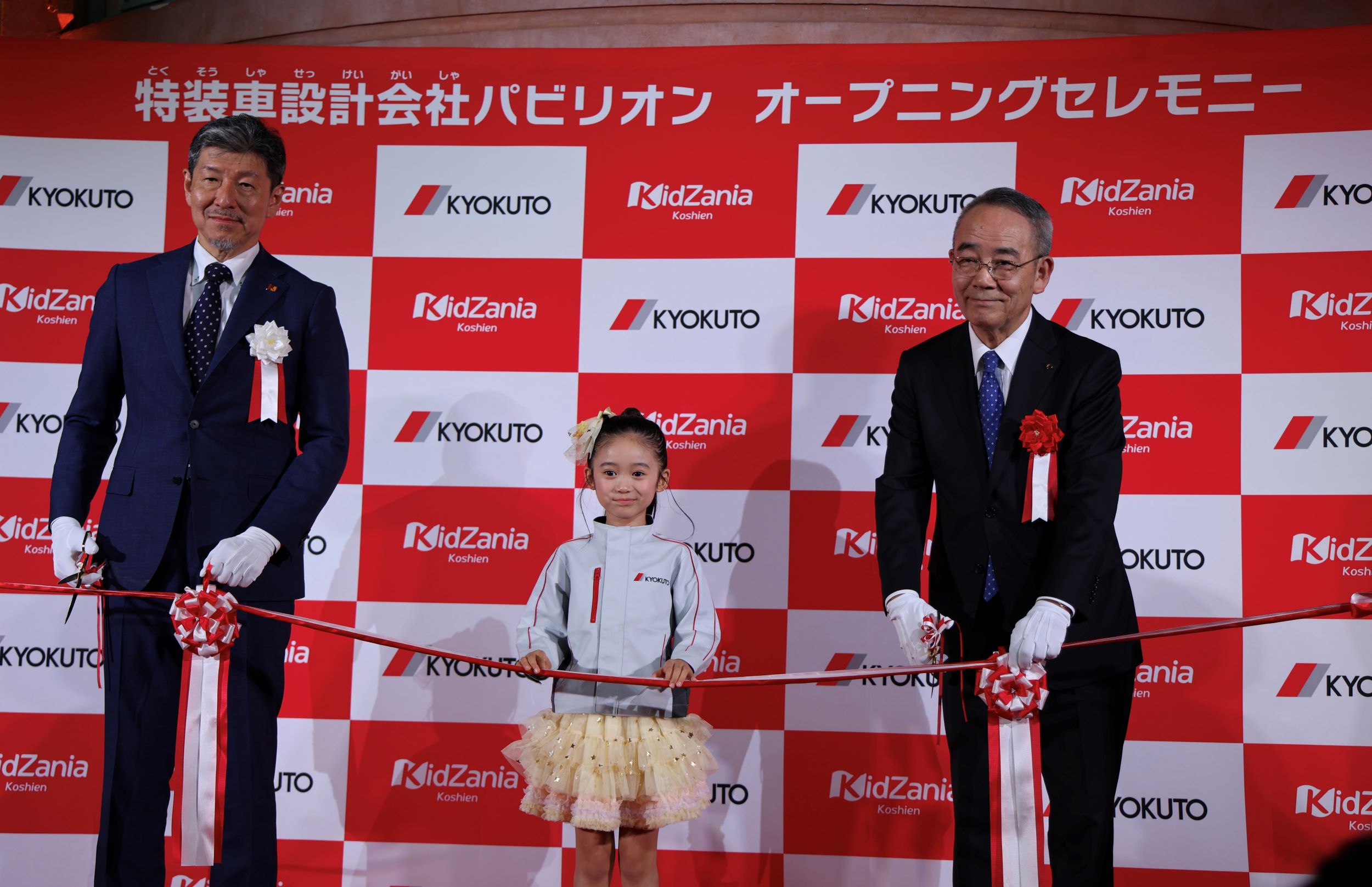 オープニングセレモニーの様子（右が布原社長）