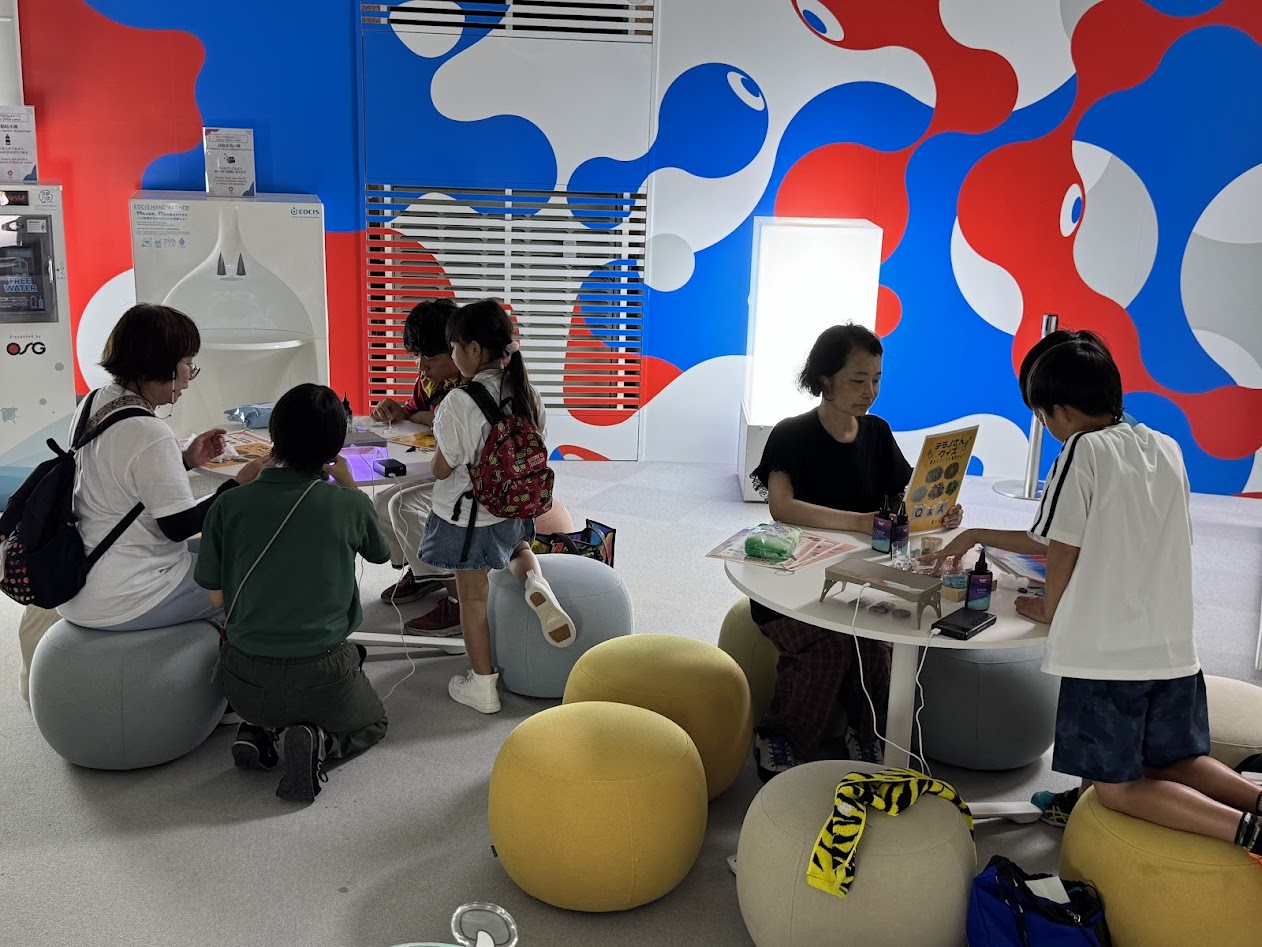 大阪万博でワークショップを開催 加山興業 リサイクル素材でペンダントづくり_家族連れなどがリサイクルペンダント作りを楽しんだ
