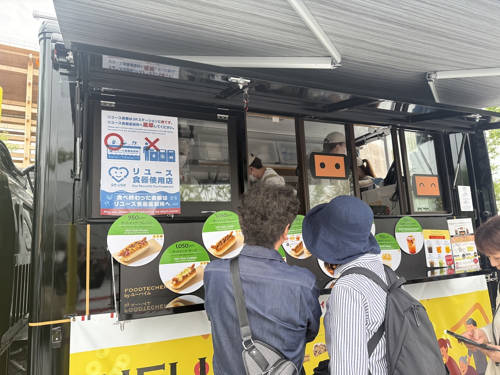 大阪・関西万博「ごみゼロ」挑戦、ラストスパート　３Ｒを共創プロジェクトが強力に後押し_リユース食器に取り組むフードトラックの様子
