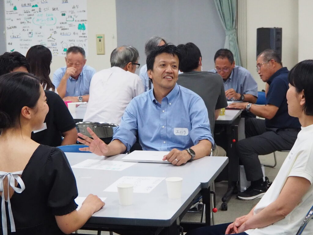 サステナブルな人の探求～武蔵野インタビュー　聞き手　杉山音羽（武蔵野大学OB）　第15回 榎原友樹さん（能勢・豊能まちづくり）　能勢・豊能町を拠点に「里山と街をつなぐ地域新電力」を目指して_能勢・豊能みらい会議のワークショップの様子