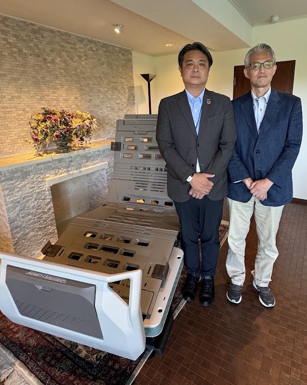 「RE―BED project」が本格始動 パラマウントベッド 日本初、水平リサイクル樹脂採用のベッドを発売_水平リサイクル樹脂を採用した「楽匠Fit」の横に立つ塩原氏(左)と小川氏