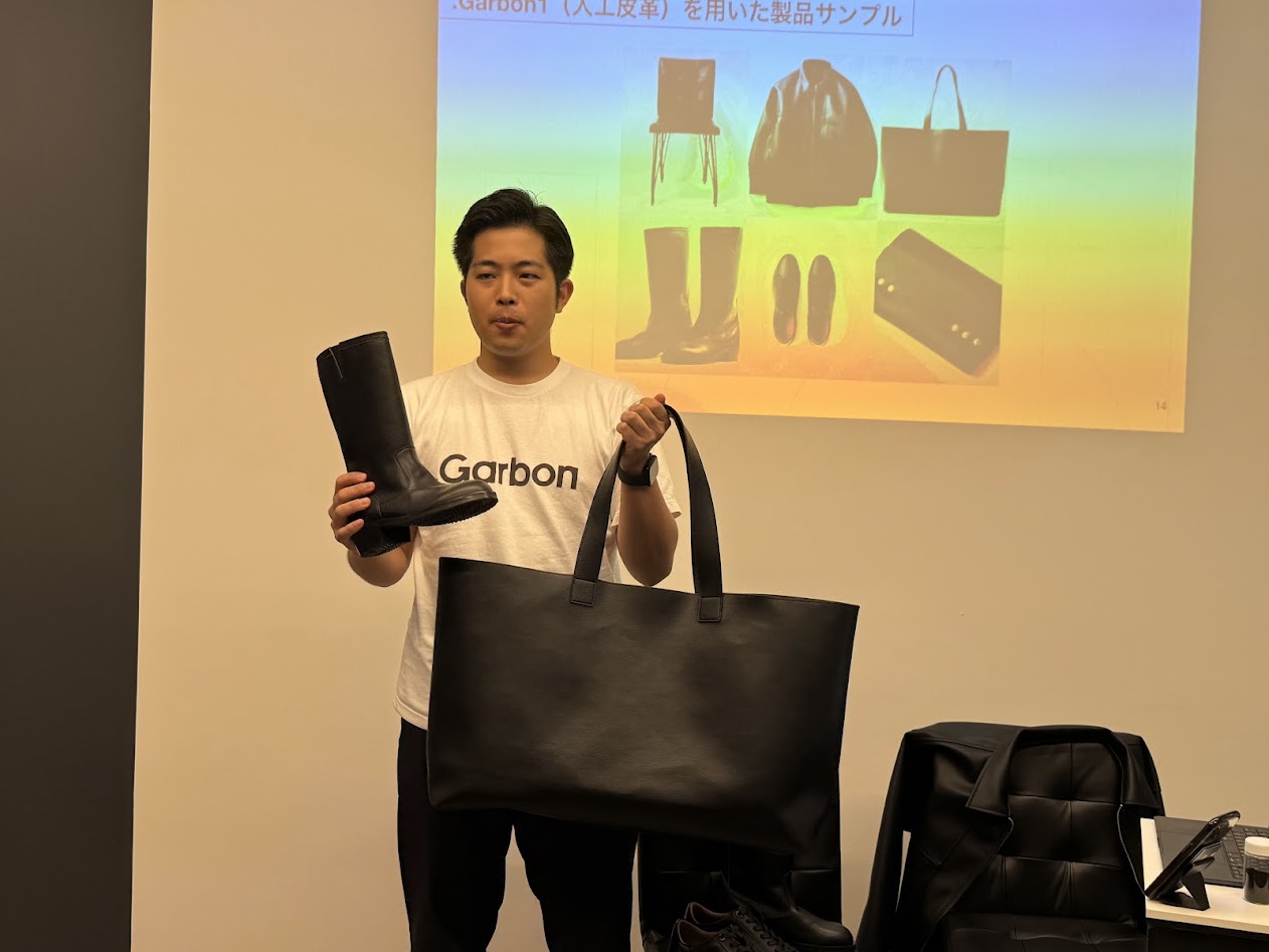 炭化技術で廃棄ゼロ社会目指す「ガーボン」始動　Ｇａｂ　トヨタとの実証も開始_ガーボンによる新素材で作られた製品を手に、説明する山内代表取締役