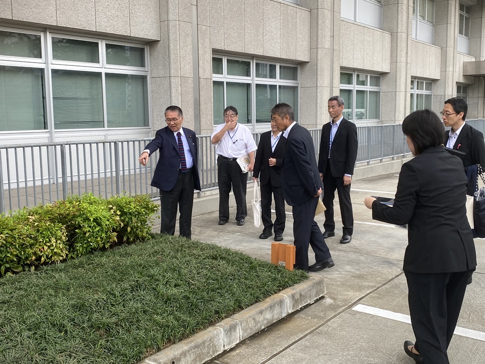 「重要な一歩となる」と花壇を指さす伊藤復興相