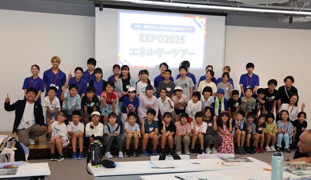 電事連、ＮＴＴ、パナソニックが連携　次世代担う子供たちに向け「EXPO2025 エネルギーツアー」　脱炭素の切り札「水素エネルギー」を知り、考える一日_全員で記念撮影