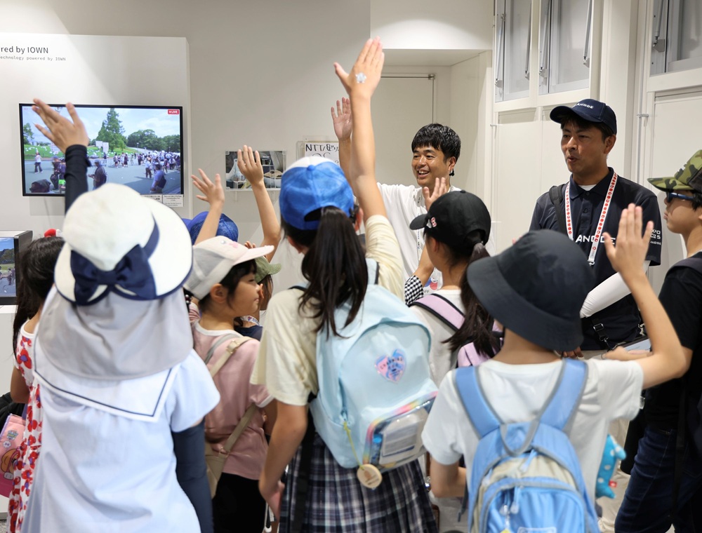 水素エネルギーについて聞く参加者