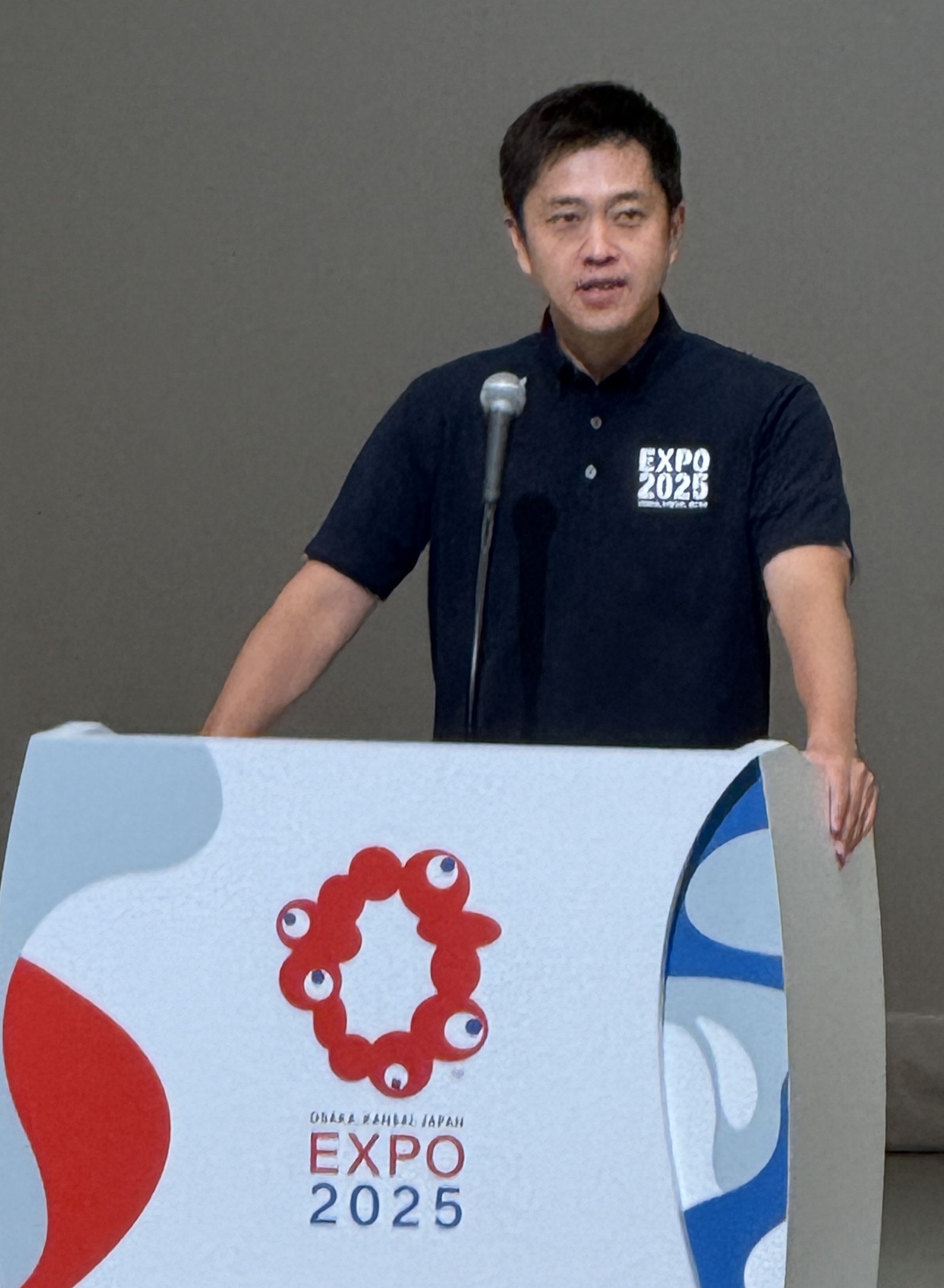 あいさつする吉村知事