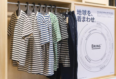 オープン企画で「バック・トゥ・ザ・フューチャー」限定コレクションを販売　ＪＥＰＬＡＮのＢＲＩＮＧが「ニュウマン高輪」に新店舗_ＢＲＩＮＧの古着回収品を反毛素材に加工したハンガーを使用して洋服をディスプレイ