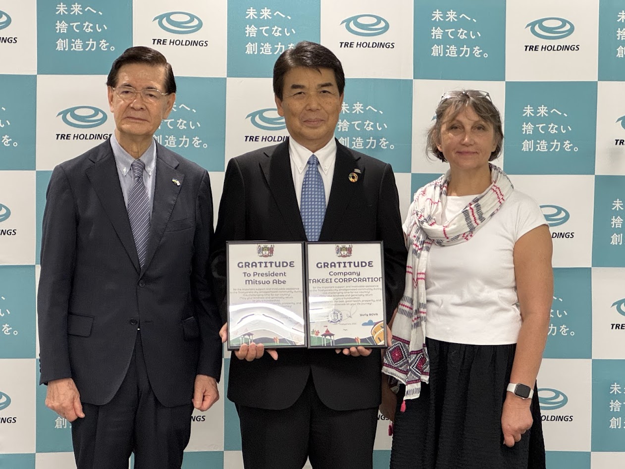 ウクライナ・トロスティアネッツ市へ4トンダンプを寄贈 タケエイ 日本PFI・PPP協会ら招き贈呈式開催_贈呈式に出席した(左から)日本PFI・PPP協会・植田和男会長兼理事長、日本ウクライナ友好協会KRAIANY・コヴァリョヴァ・ナタリヤ理事長
