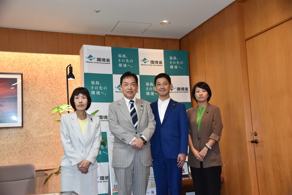 メガソーラー問題で各省連絡会議 自民と釧路市長、規制へ法改正要望_(左から)高橋はるみ自民党環境部会長、浅尾慶一郎環境相、鶴間秀典釧路市長、鈴木貴子衆院議員