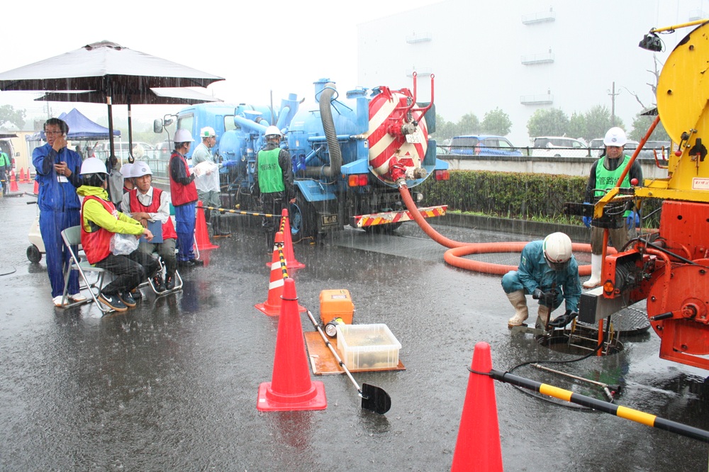 管路管理技士認定実技試験 管路協、全国7カ所で実施_雨のなか行われた管路管理技士認定実技試験