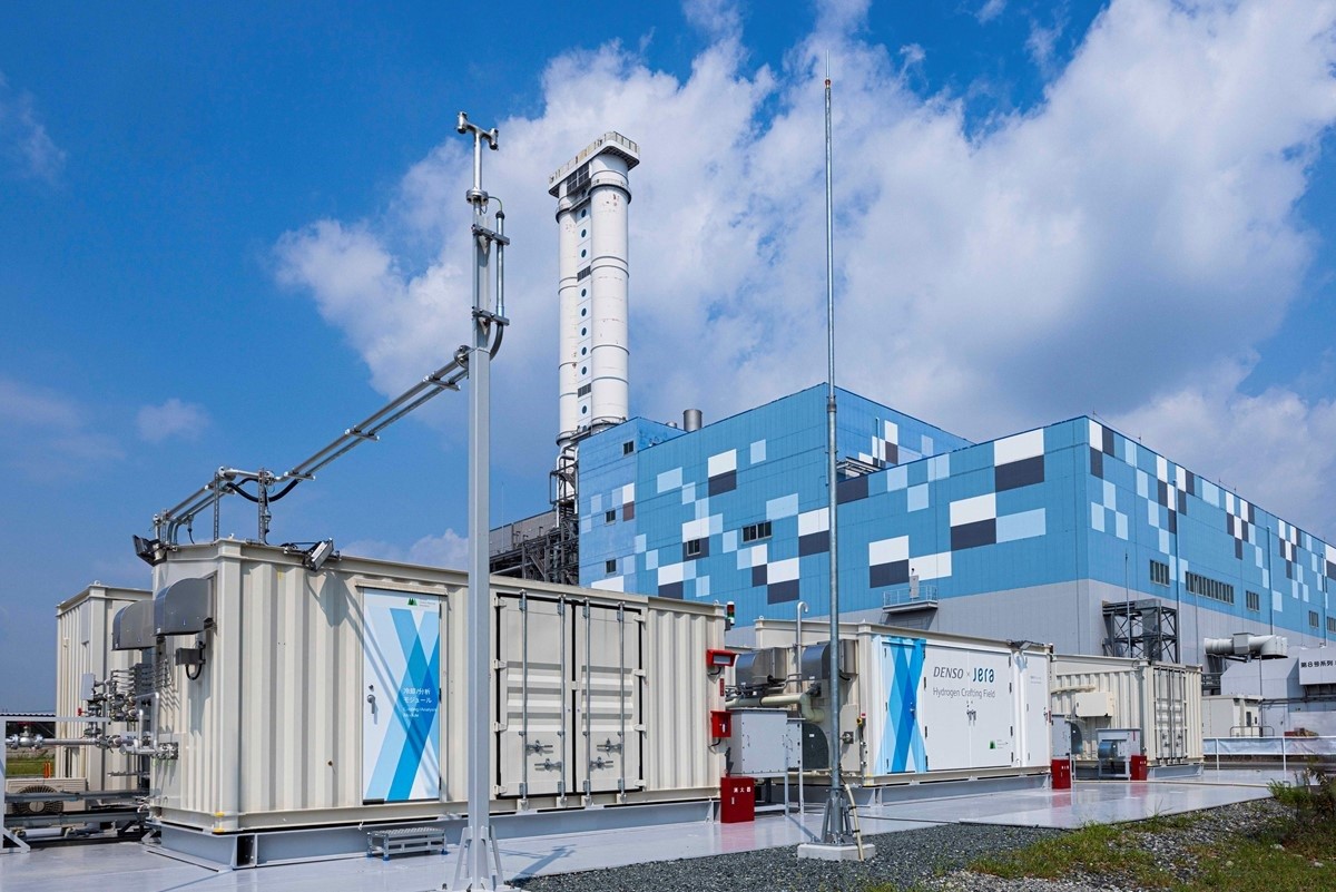 ＪＥＲＡとデンソー　国内初の火力発電所内で実証開始　固体酸化物型装置の水素製造　世界最高水準の電解効率実現へ_新名古屋火力発電所に設置した水素製造実証の全景