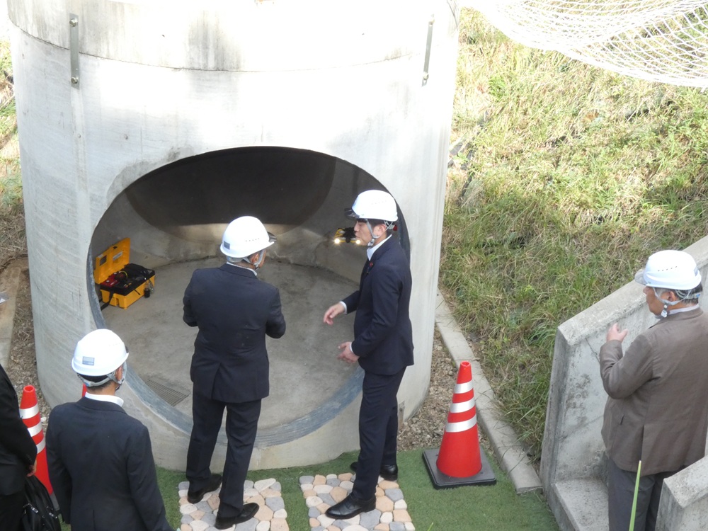 総規模管路でのドローン飛行を見学する中野大臣（右）