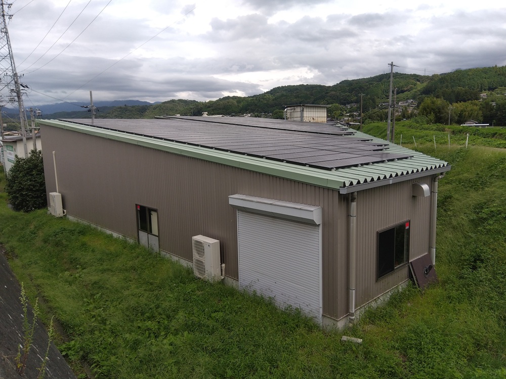 屋根にパネルを設置した処理施設